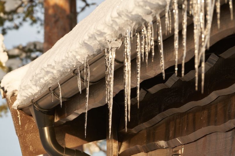 https://presidioroof.com/wp-content/uploads/2022/08/black-gutters-on-house-with-icicles-e1661784022822-803x534.jpg
